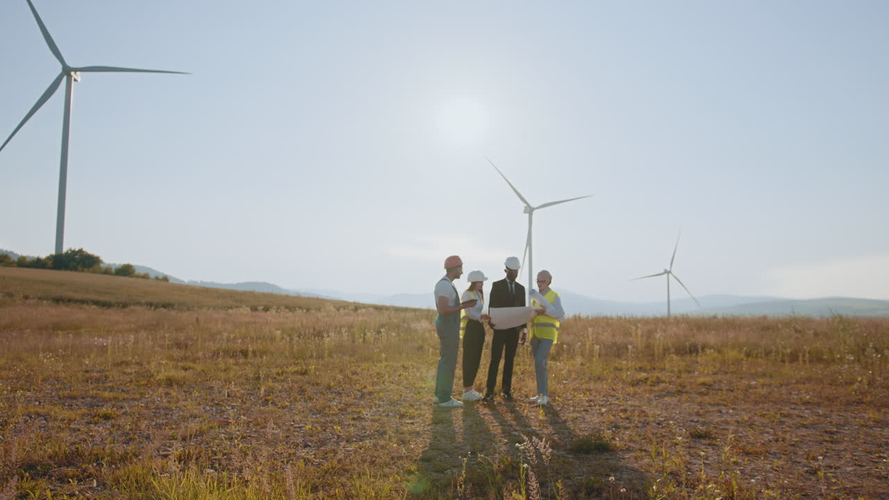 ingenieros de parques eólicos que revisan los planes