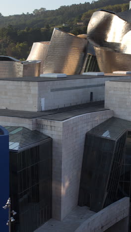 barcelona - españa - 12 de junio de 2024: vista del museo guggenheim en bilbao, españa en vertical