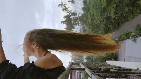 video mujer rubia con cabello largo