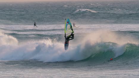 el windsurfista profesional thomas traversa disfruta de excelentes condiciones en guincho, portugal