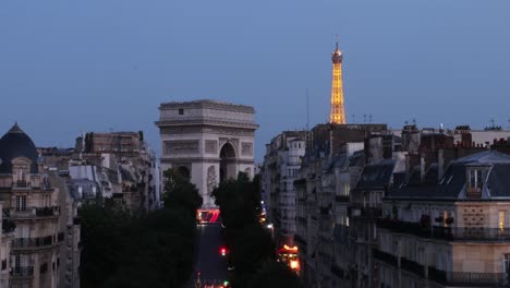 arc du triomphe y torre eiffel día a lapso de tiempo de noche