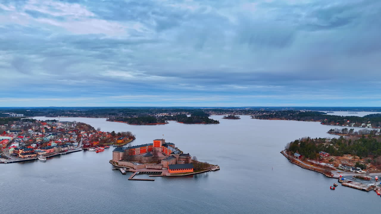 Fortezza di Vaxholm su una piccola isola nell'arcipelago svedese. Fortificazione storica in pietra su un'isola circondata dall'acqua vicino alla costa della città di Vaxholm.