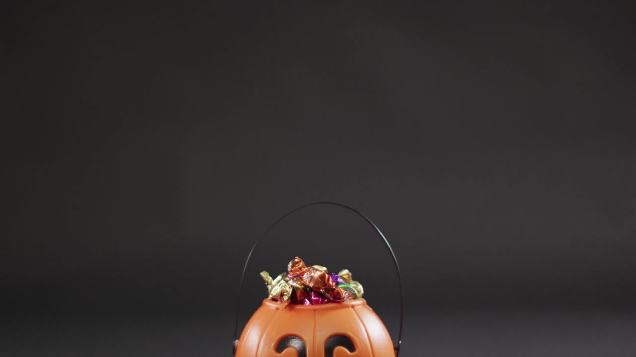 무서운 할로윈 호박 인쇄 버 ⁇ 은 회색 배경에 사탕으로 가득 차 있습니다