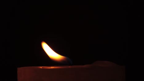 vela brilla la luz para mantener la oscuridad