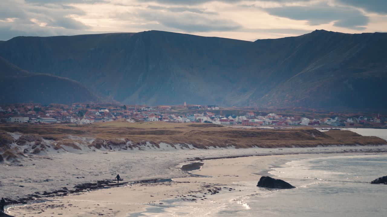 orillas de arena cerca del pueblo de bleik en la isla de andoya