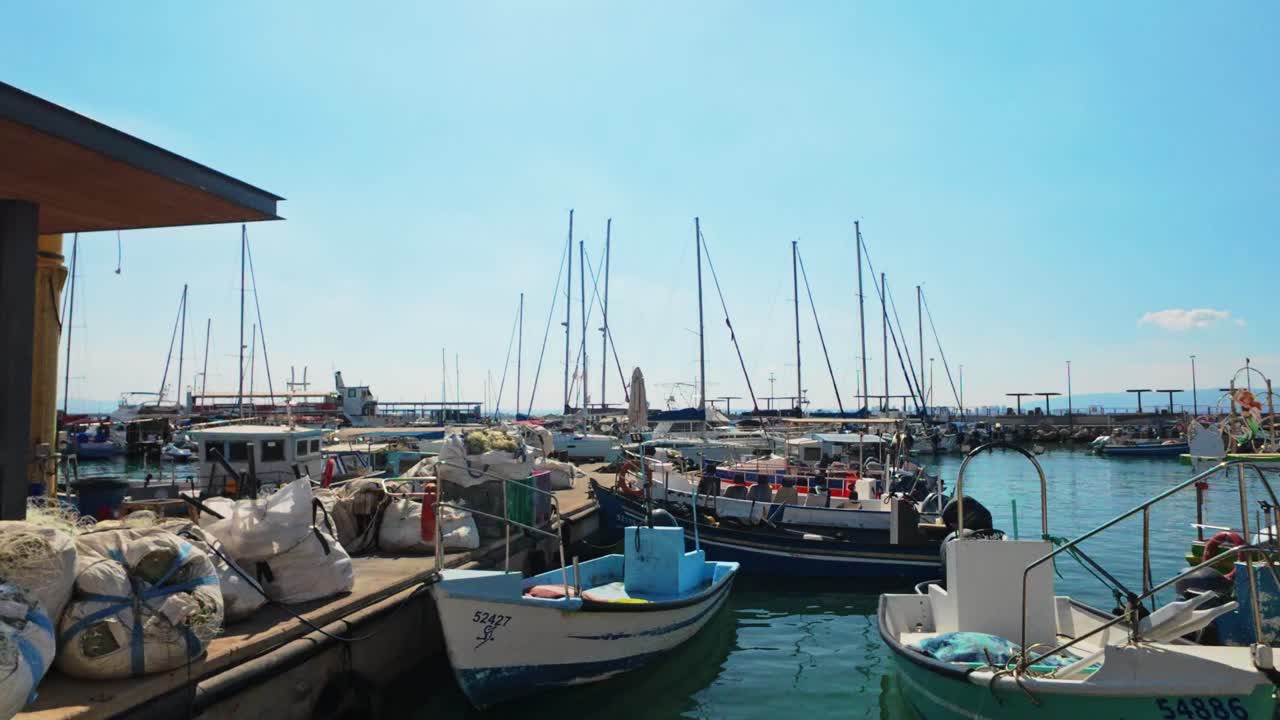 Una splendida vista diurna del porto della Città Vecchia ad Akko
