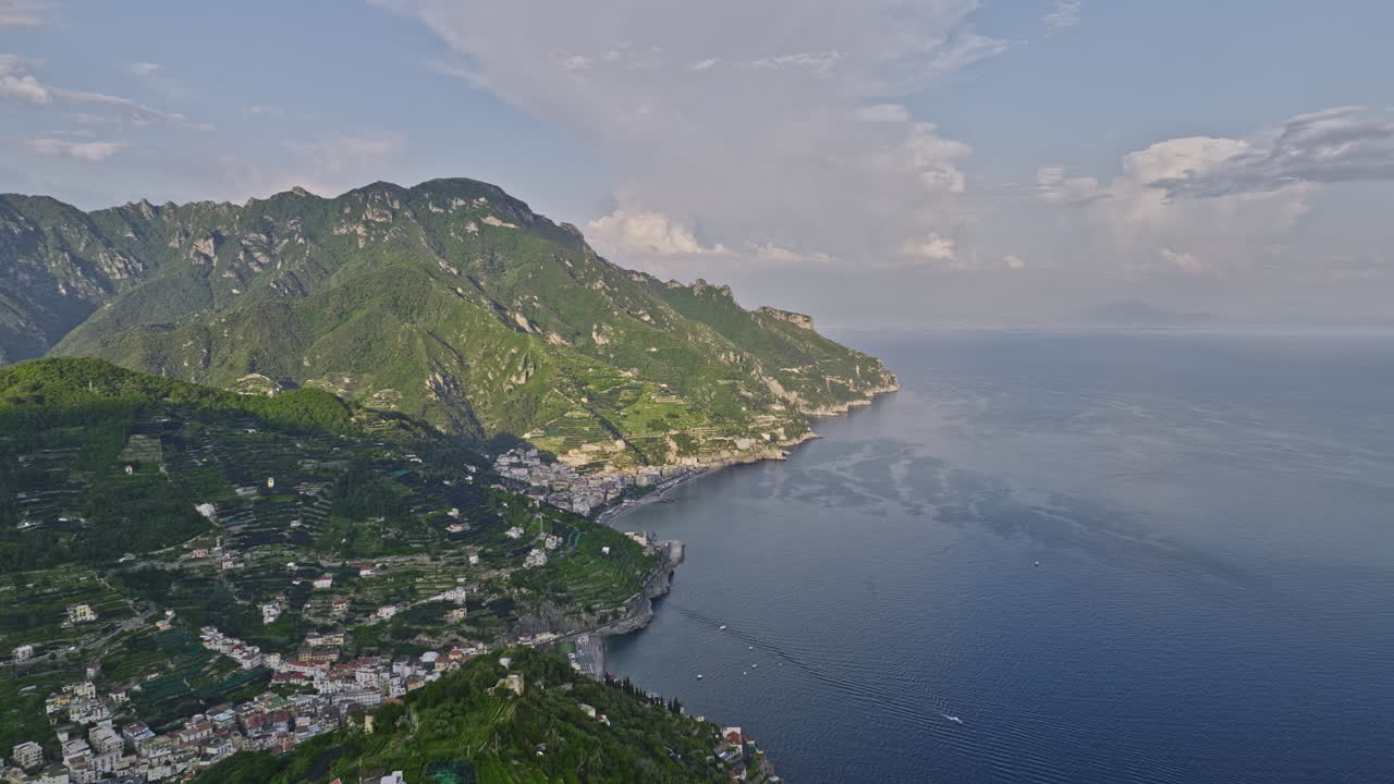 라벨로 이탈리아 에어리얼 v1 드론 플라이오버 언덕 거주지 아말피 해안, 미노리 및 마요리 마을의 광활한 풍경을 포착하고 티레네 해와 산의 전망 - mavic 3 cine로 촬영 - 2023 년 5 월