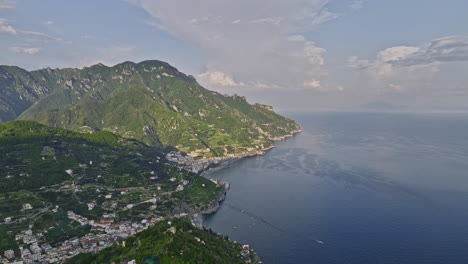 ravello italia aéreo v1 drone flyover colina residencial capturando vasto paisaje de la costa de amalfi, minori y ciudades de maiori con vistas al mar tirreno y las montañas - filmado con mavic 3 cine - mayo 2023