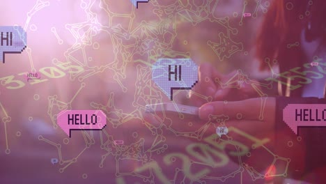 animación de textos de saludos y saludos en burbujas de habla sobre la sección media de la mujer que usa un teléfono inteligente