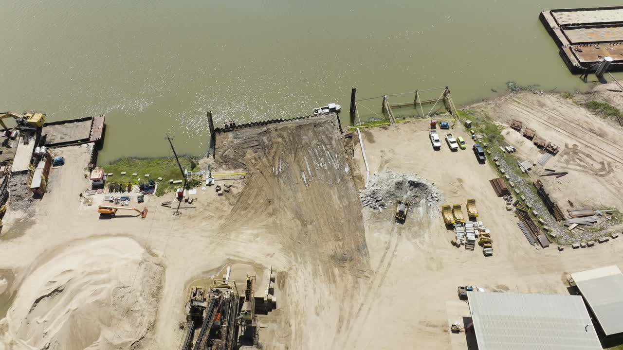 Produzione di sabbia e ghiaia sulle rive del fiume Arkansas a Van Buren, Arkansas