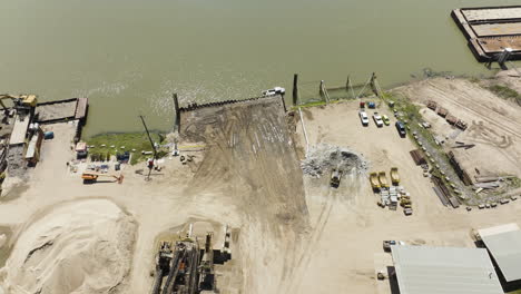 Sand--Und-Kiesherstellung-Am-Ufer-Des-Arkansas-River-In-Van-Buren,-Arkansas