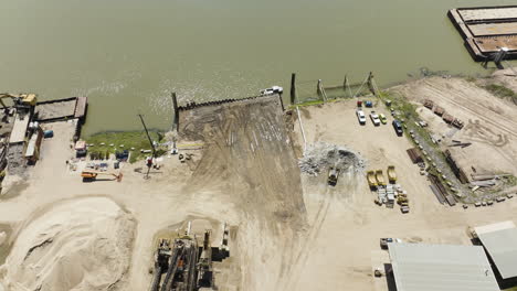 fabricación de arena y grava en las orillas del río arkansas en van buren, arkansas