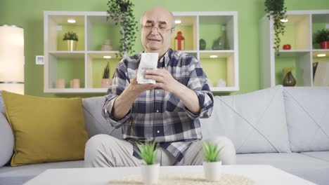 The middle class old man is experiencing financial crises.