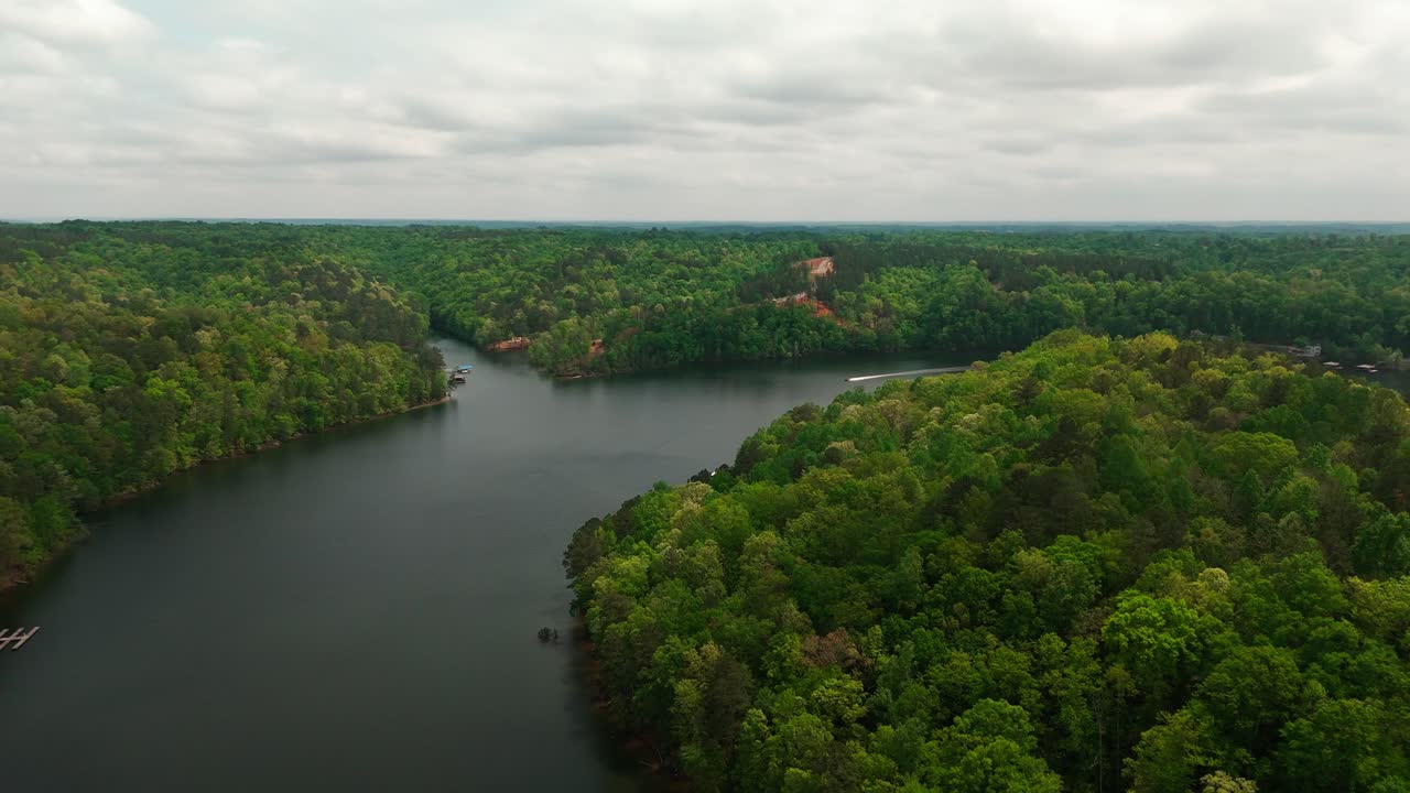 un barco de pesca en el lago smith en alabama.