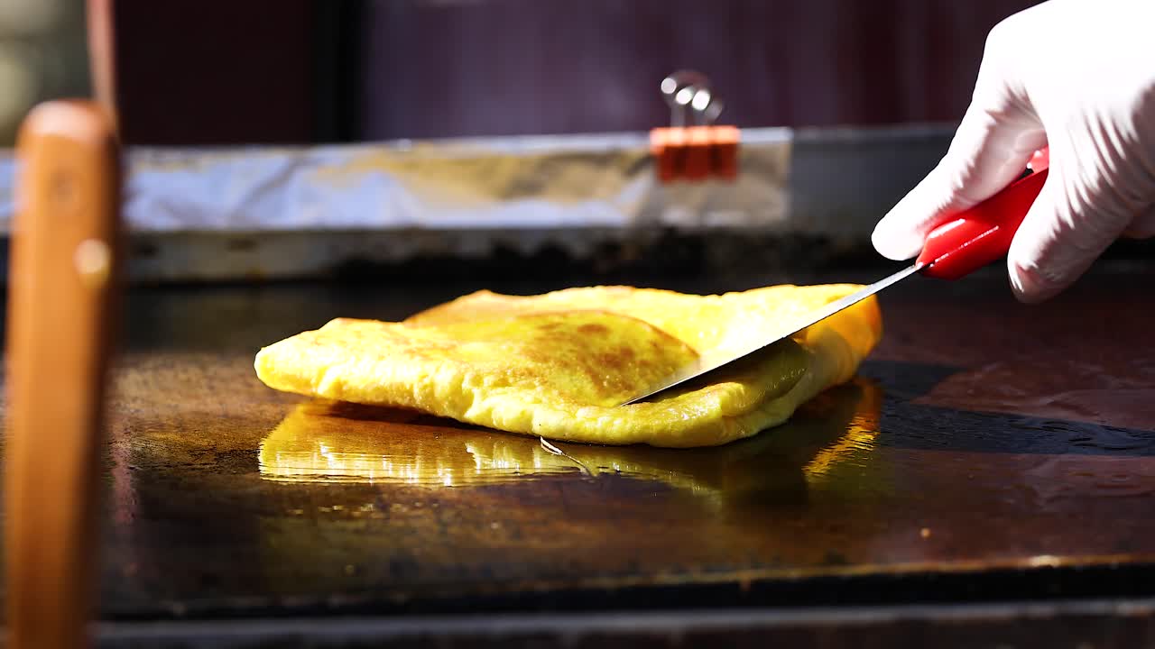 cocinando roti en una parrilla caliente