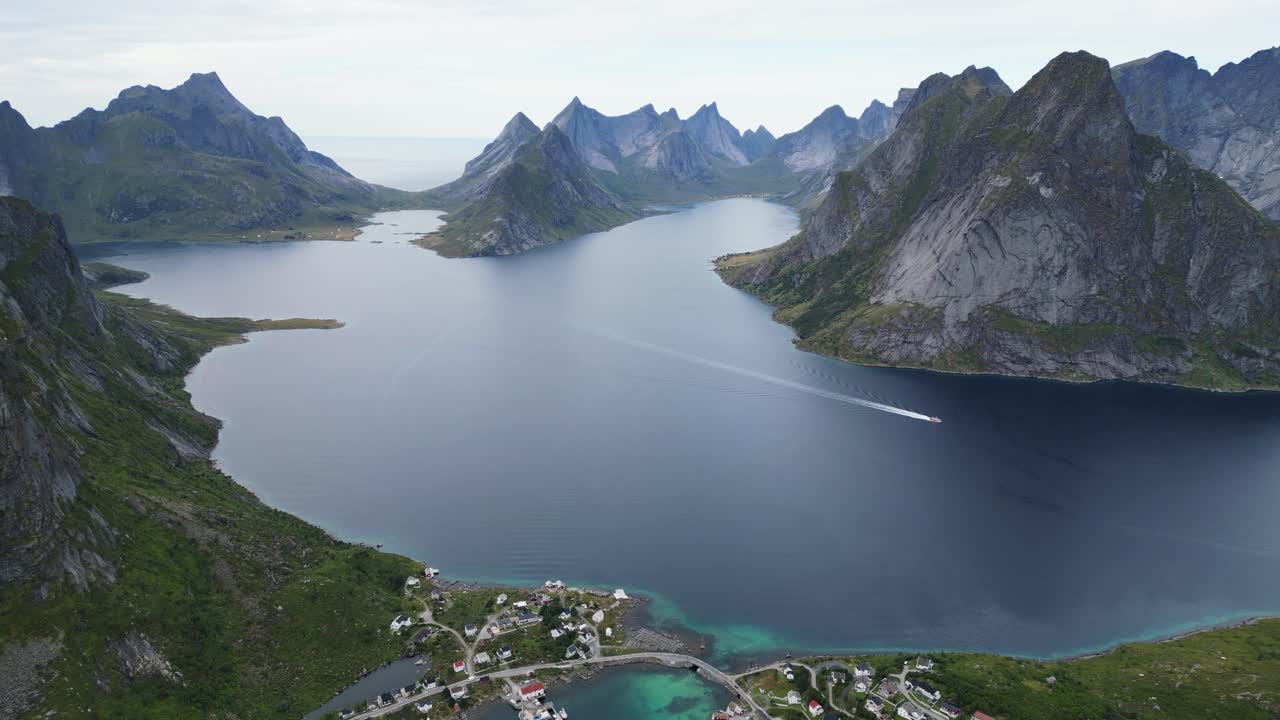Veduta aerea del Reinefjord a Reinebringen, Isole Lofoten, Norvegia - 4K