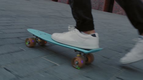 Handheld-Ansicht-Einer-Hipster-Frau,-Die-Auf-Einem-Skateboard-Fährt