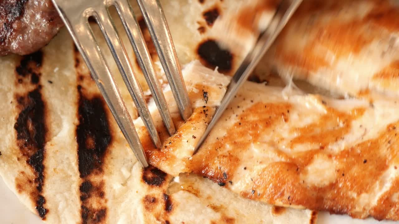 피타  에 포크 와 칼 으로 잘라내는 김  의 클로즈업