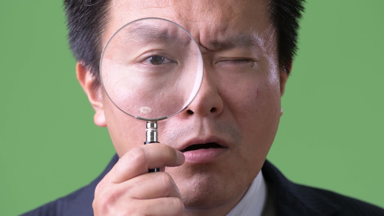 녹색 배경에 성숙한 일본 사업가