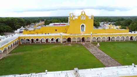 Izamal-Yucatán-Convento-De-San-Antonio-De-Padua-Iglesia-Católica-En-México-Disparo-De-Drone