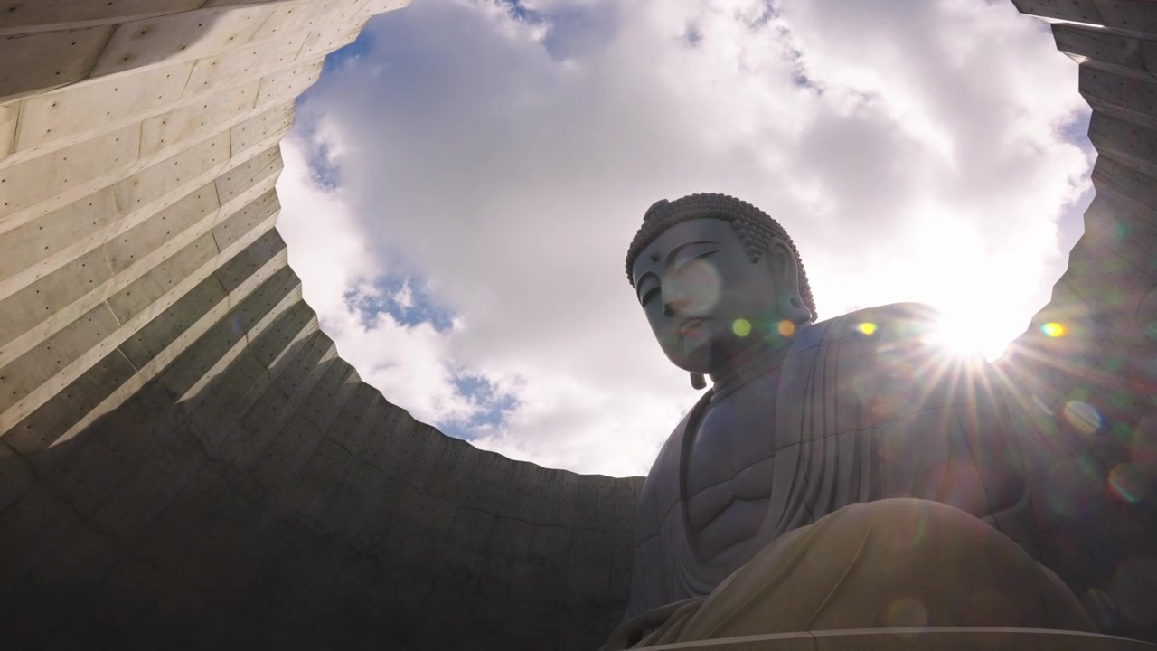 Sole che splende sull'Atama Daibutsu alla Collina del Buddha, Sapporo, Giappone