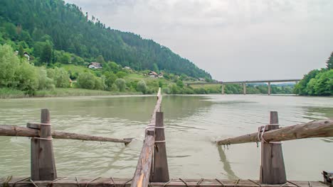 Cámara-Lenta-Del-Hombre-Remando-En-Un-Muelle-De-Rafting-De-Madera-En-Un-Evento-Esloveno-En-El-Río-Drava