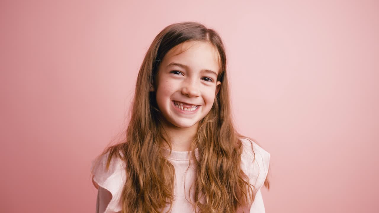 Niña feliz con dientes faltantes sonriendo y riendo