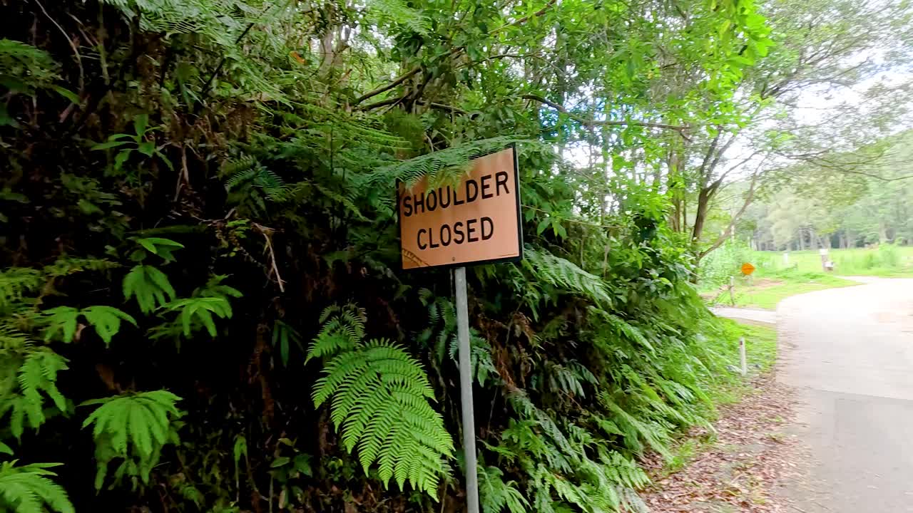 숲 도로 의 닫힌 어깨 를 나타내는 표지판