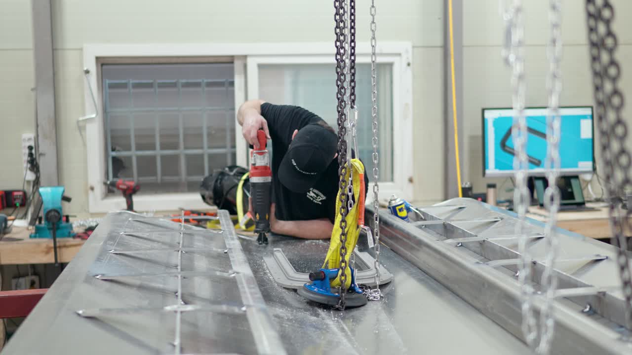 hombre trabajador trabajando en la construcción de diseño de barcos en el taller