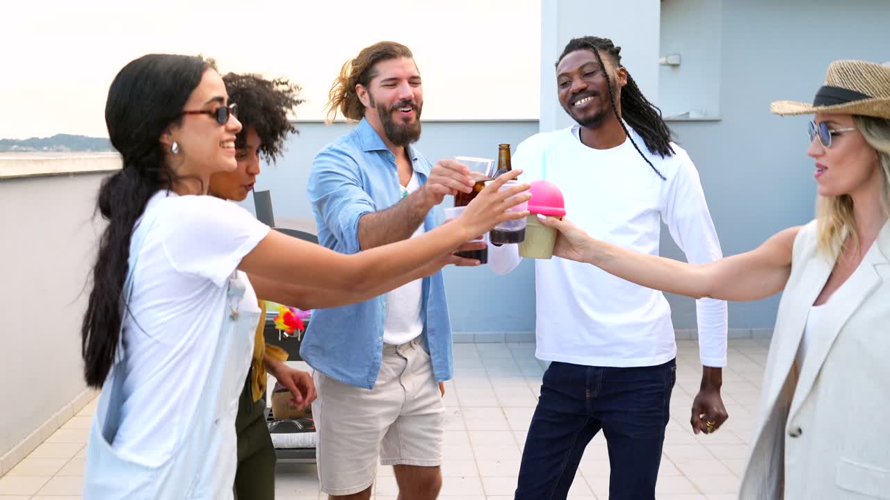 옥상 테라스에서 파티를 열고 있는 친구들의 그룹