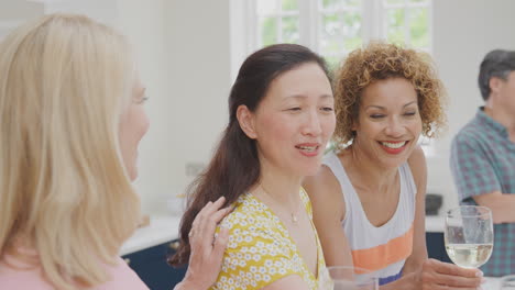 Gruppe-älterer-Freundinnen-Trifft-Sich-Im-Sommerurlaub-Zu-Einem-Drink-In-Der-Ferienwohnung