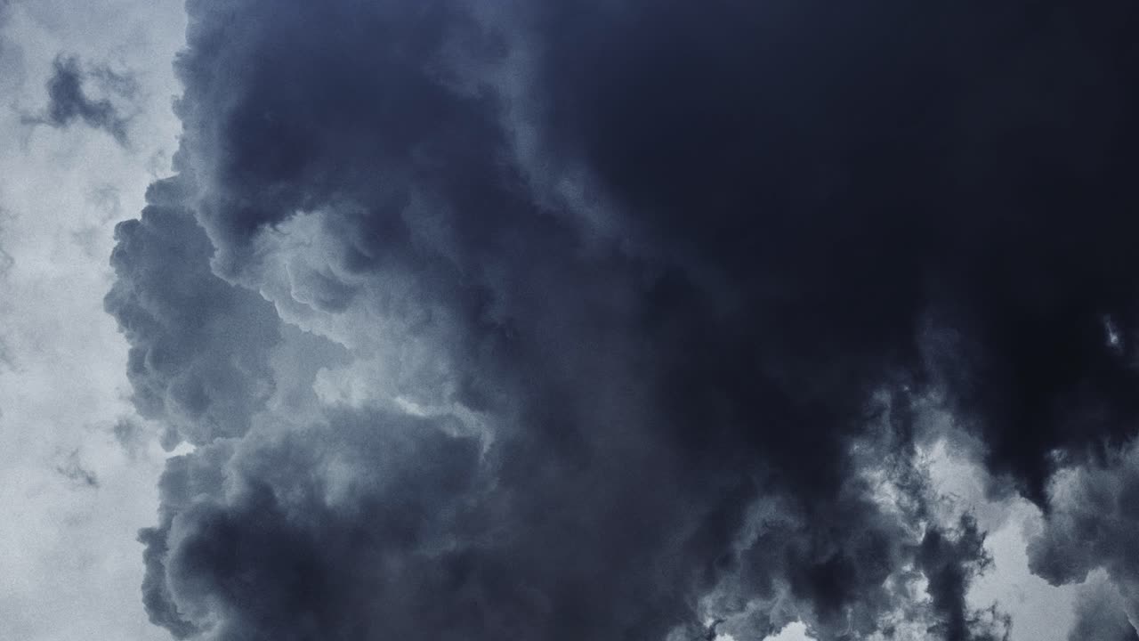 nubes oscuras en movimiento y tormentas eléctricas 4k