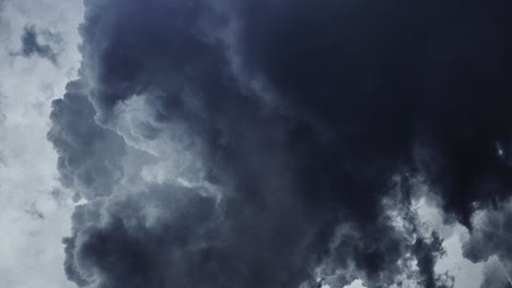 Bewegende-Dunkle-Wolken-Und-Gewitter-4k