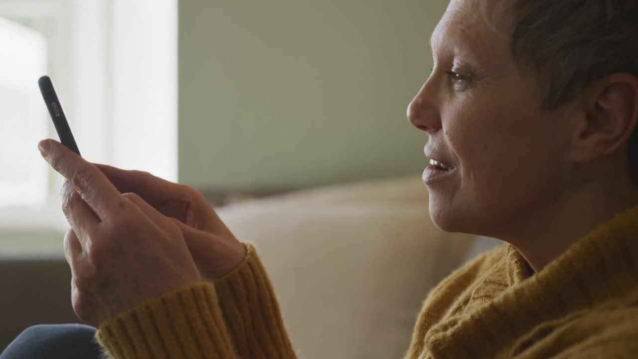 mujer mayor sola en casa