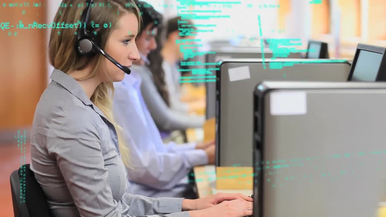 animación del procesamiento de datos financieros sobre personas que llevan auriculares de teléfono