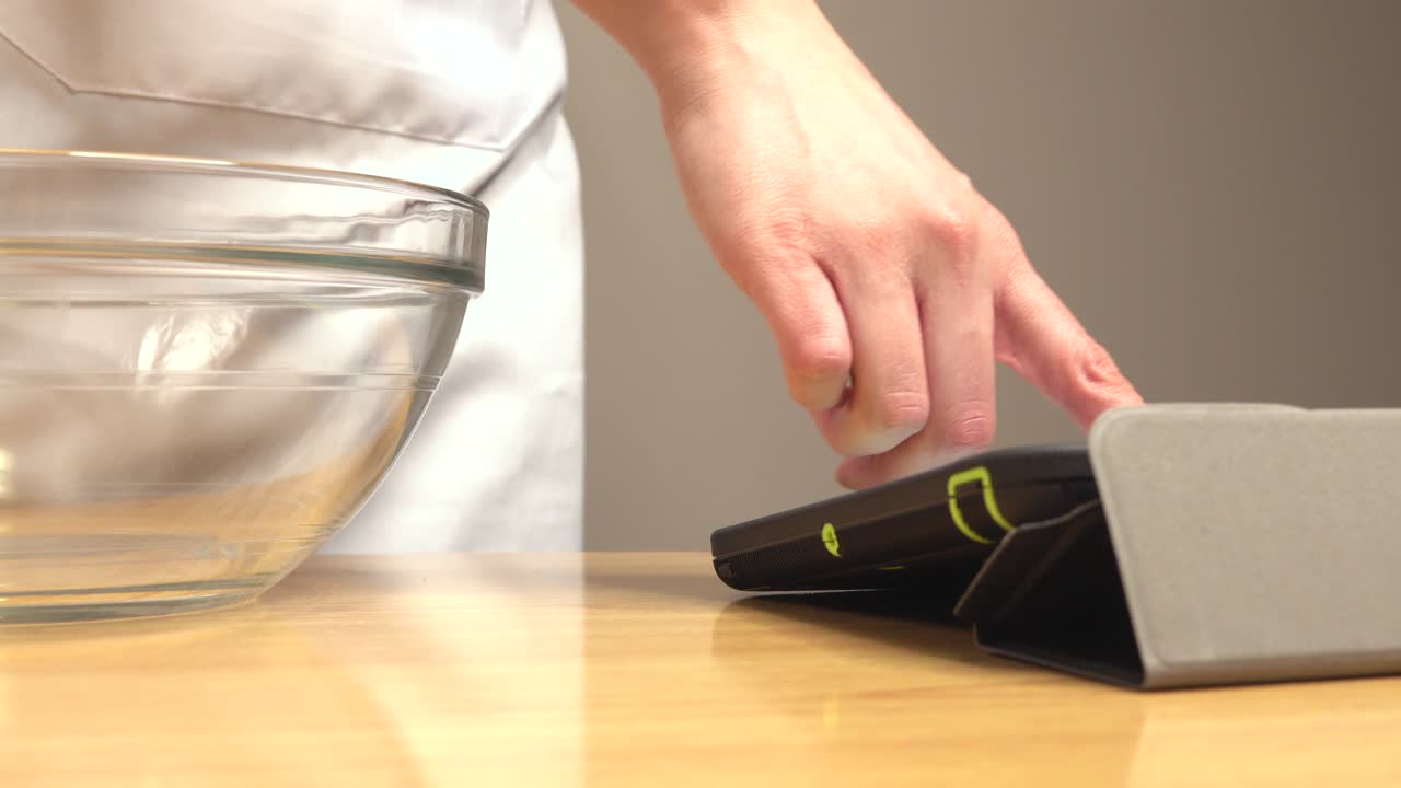 태블릿에서 케이크 레시피를 찾는 요리사