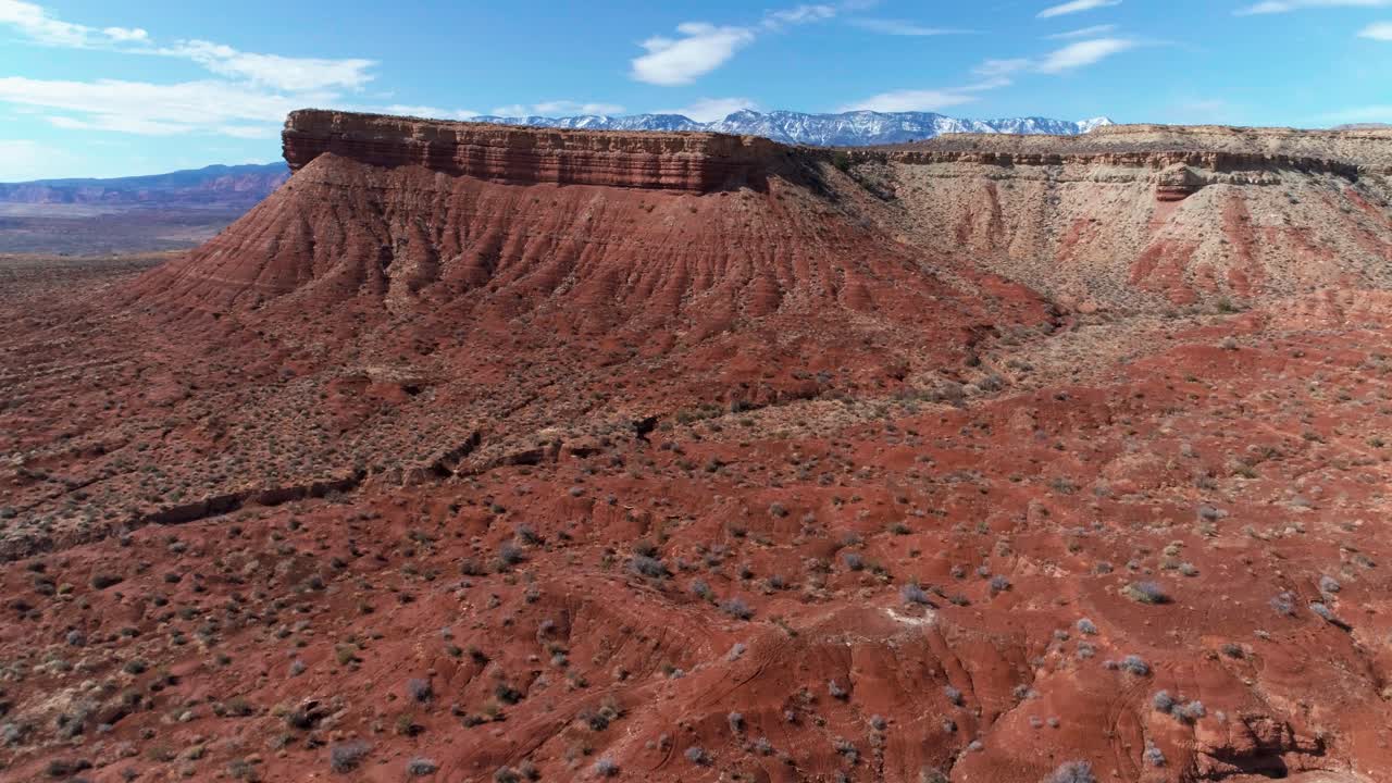 disparo de dron que sube por encima de una meseta y revela montañas