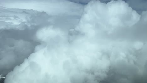 impresionante vista de piloto: volando a través de un cielo turbulento y tormentoso