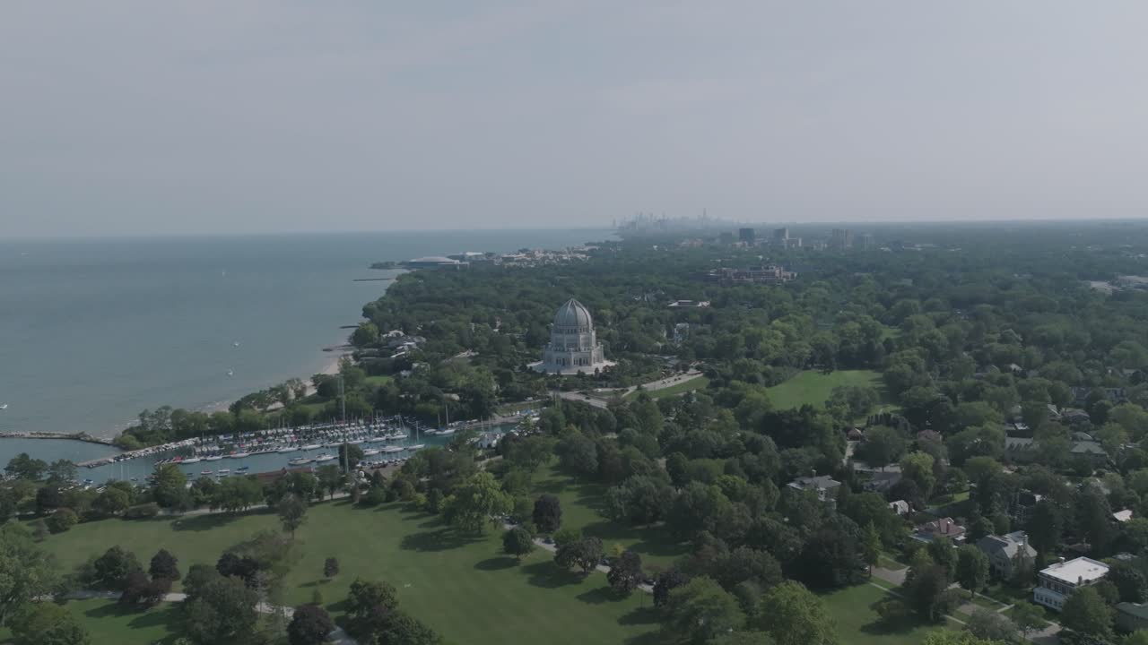 amplias imágenes aéreas del templo bahai en chicago en un día brumoso