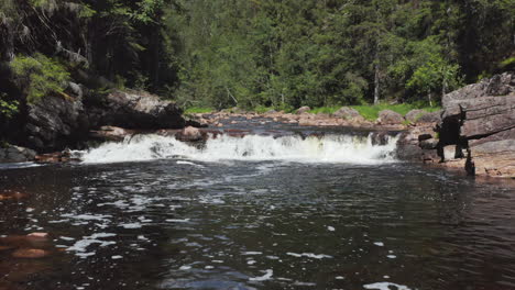 Luftbild-Zu-Einem-Kleinen-Wasserfall,-An-Einem-Sonnigen-Tag,-Am-Fluss-Digeelva,-In-Flakk,-Norwegen---Dolly,-Drohnenaufnahme