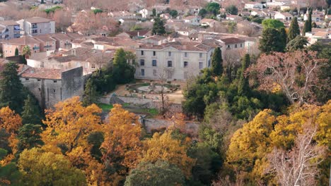 Sobrevuelo-Aéreo-Otoñal-Del-Castillo-De-Bocaud-Jacou,-Francia