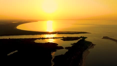 drohne luftaufnahme dolly seitenschwenk über paradiesstrand sonnenaufgang, südamerika, santa catarina, brasilien