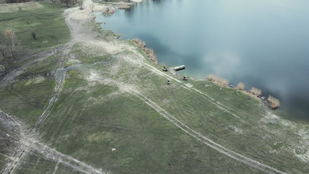 푸른 호수 에 있는 세 명 의 오토바이 운전자 들 의 공중 사진