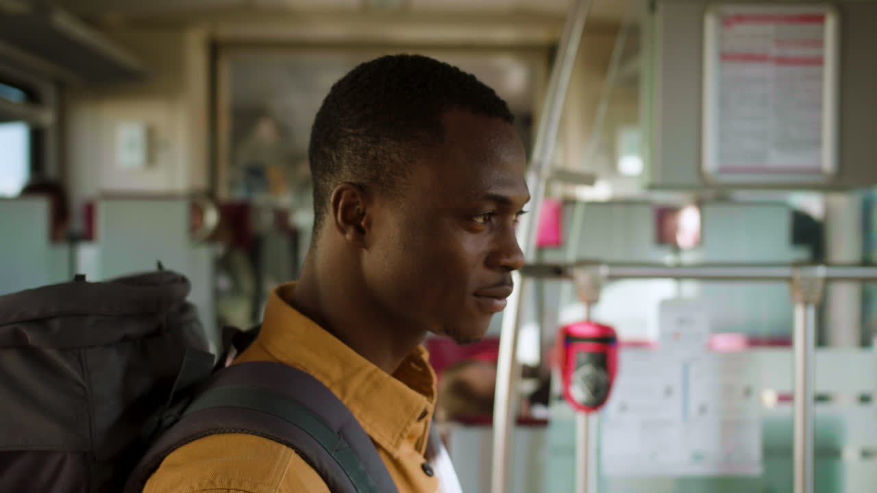 hombre viajando en tren