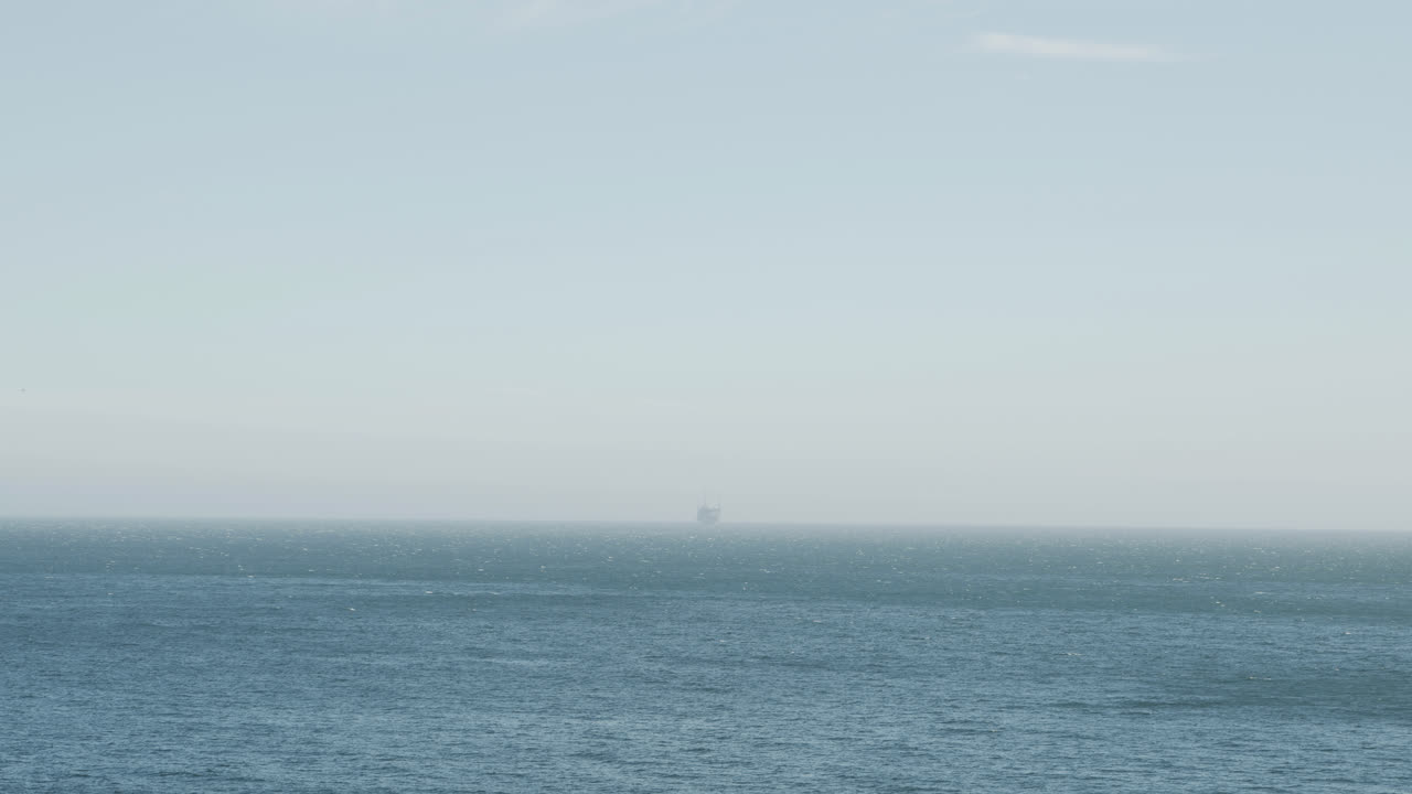 와이드 샷 수평선에 석유 굴착 장치와 함께 바다로 이동