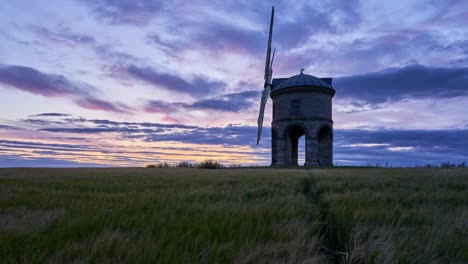 późnym latem wieczorem zachód słońca timelapse słynnego wiatraka chesterton w warickshire, anglia