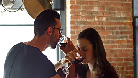 pareja bebiendo vino tinto