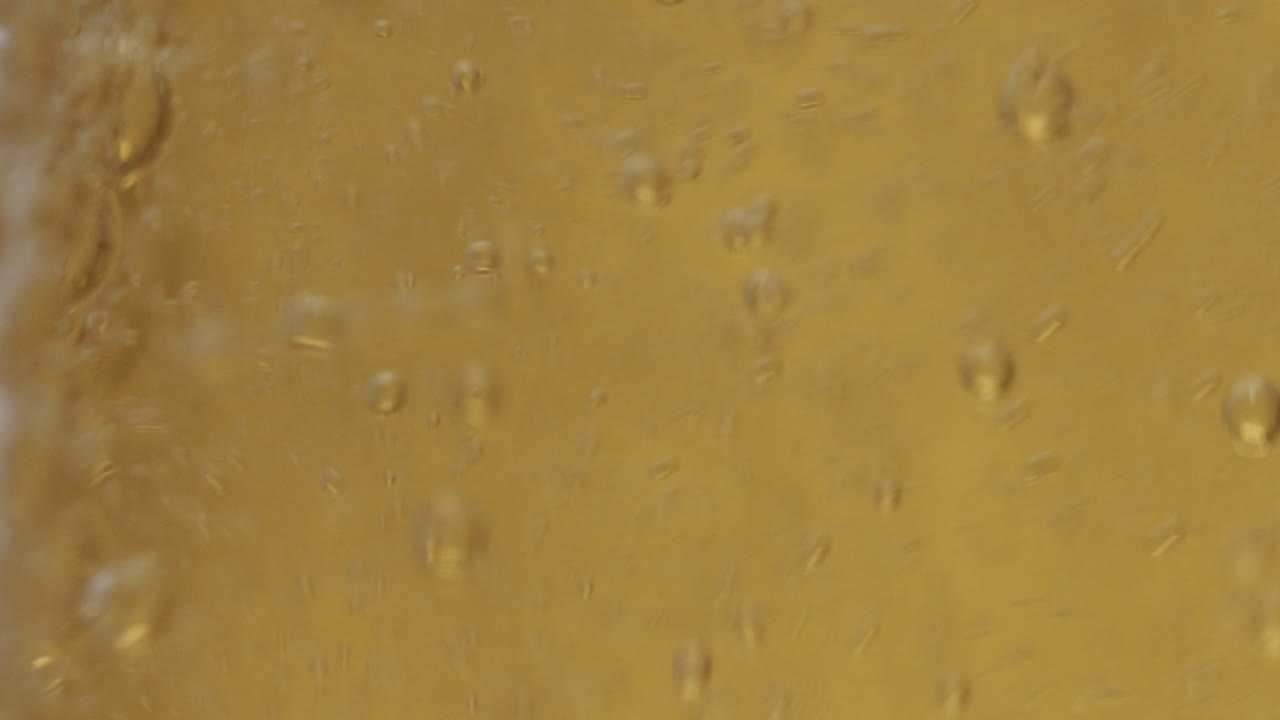 foto extrema de verter una cerveza