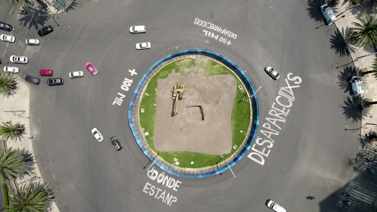 멕시코 시티 파세오 데 라 리포마 애비뉴에서 차량 통행이 거의 없는 멕시코의 사회 정의 요구에 대한 회전 샷