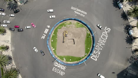 tiro giratorio de la demanda de justicia social en mexico con poco trafico vehicular en la ciudad de mexico avenida paseo de la reforma